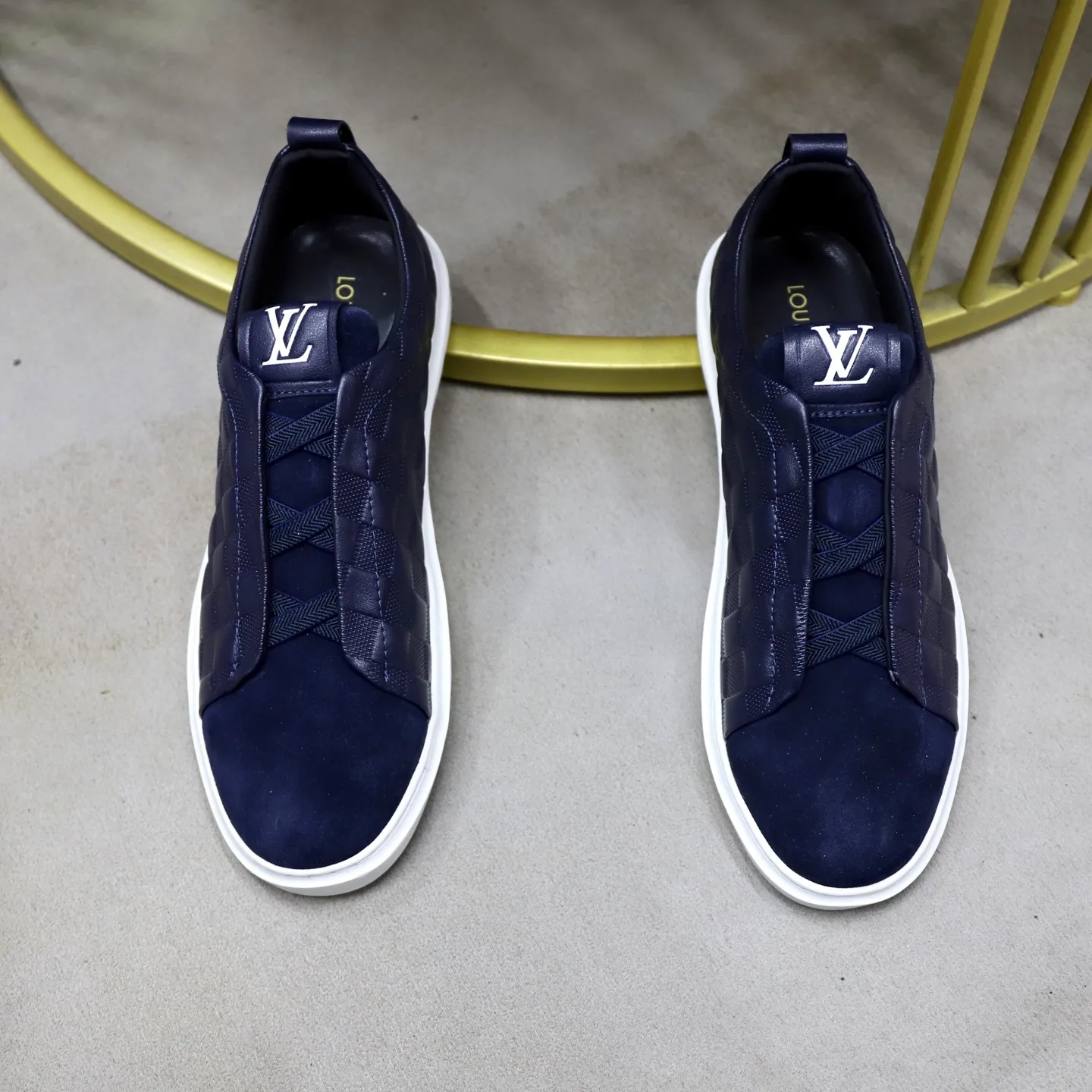 Ex-factory price: 442💰🙅‍♂️🙅‍♂️🙅‍♂️ Brand: LV Louis Vuitton Standard code: 38-44 (45 customized) Grade: Same as the official website Material: Original cowhide material stitching Comfortable and breathable sheepskin lining Lightweight and wear-resistant sports outsole Style category: Men's fashionable casual shoes Running sneakers Distinguished luxury brand elements Top luxury color: actual picture color